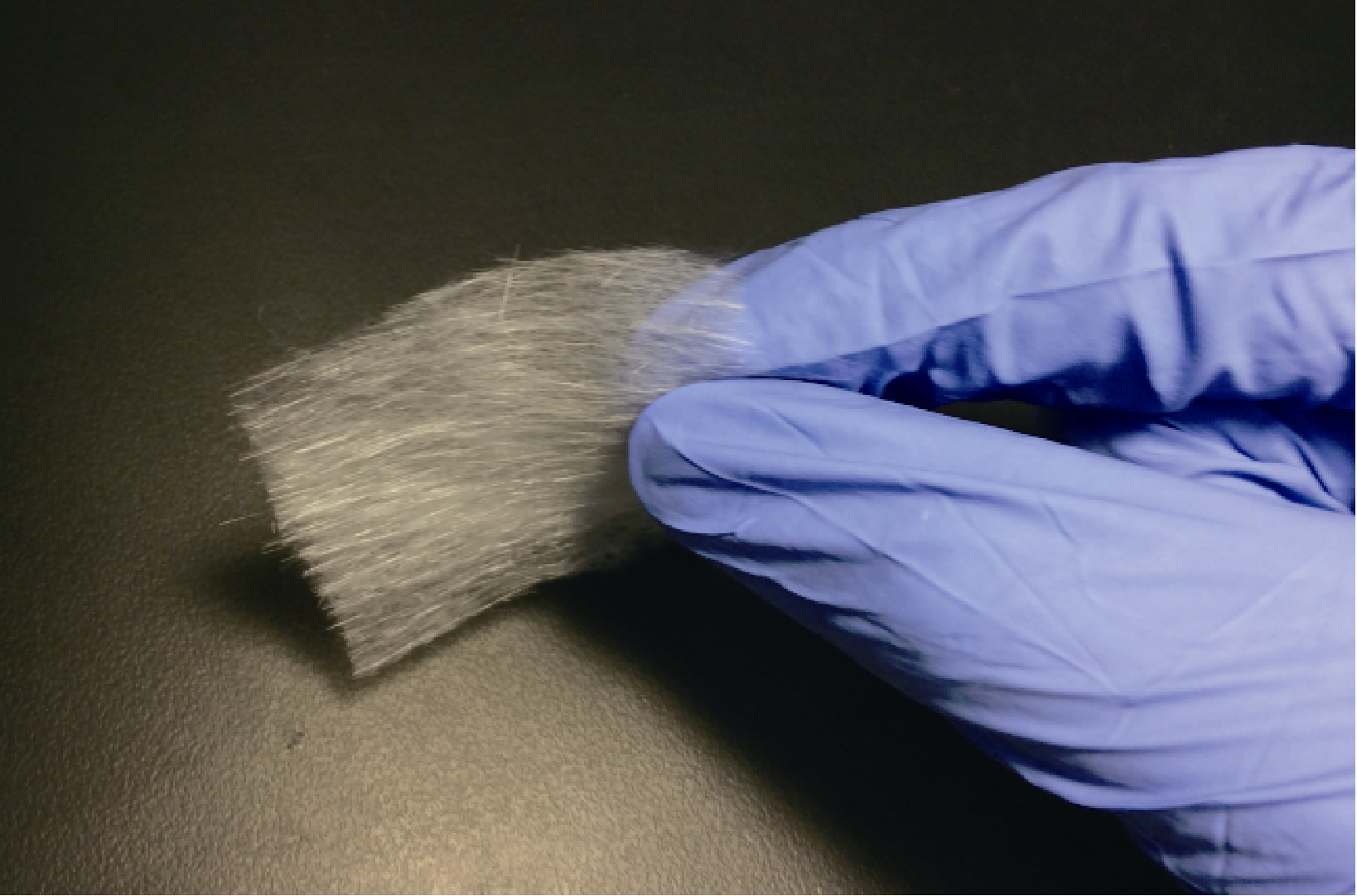 復(fù)合材料樣品實(shí)物圖與玻璃纖維（Fig. 1 SiO2 aerogel composite and glass fiber）